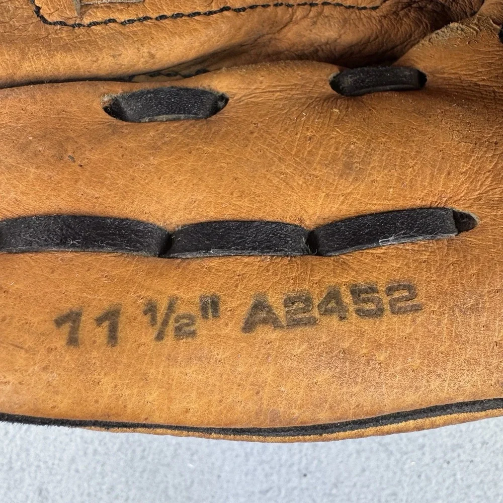 Wilson Baseball Glove A2452 11.5 Inch Genuine Leather Fits Right Hand LHT